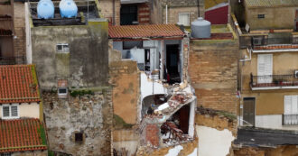 Copertina di Nuovi crolli a Niscemi, porzioni di case cedono ancora rendendo visibili gli interni – Video