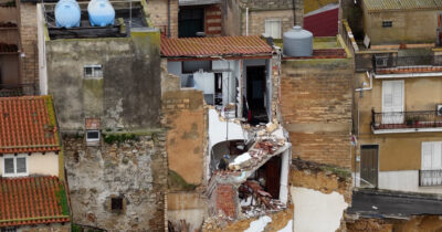 Copertina di Nuovi crolli a Niscemi, porzioni di case cedono ancora rendendo visibili gli interni – Video