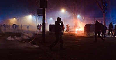 Copertina di Il corteo per Askatasuna a Torino, poi scattano gli scontri: a volto coperto lanciano bombe carta e incendiano cassonetti