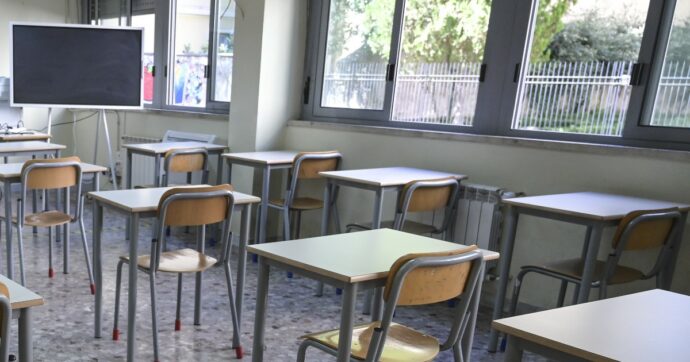 Baciò l’allieva nei bagni della scuola, assolto insegnante. Per l’avvocato “è dimostrato che lui si fosse realmente innamorato”