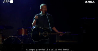 Copertina di Bruce Springsteen sul palco dell’evento contro l’Ice a Minneapolis: “A volte bisogna prenderli a calci nei denti”