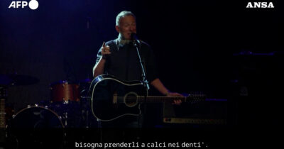 Copertina di Bruce Springsteen sul palco dell’evento contro l’Ice a Minneapolis: “A volte bisogna prenderli a calci nei denti”