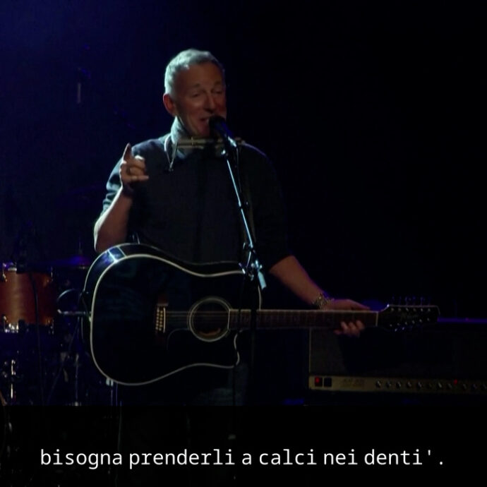 Bruce Springsteen sul palco dell’evento contro l’Ice a Minneapolis: “A volte bisogna prenderli a calci nei denti”
