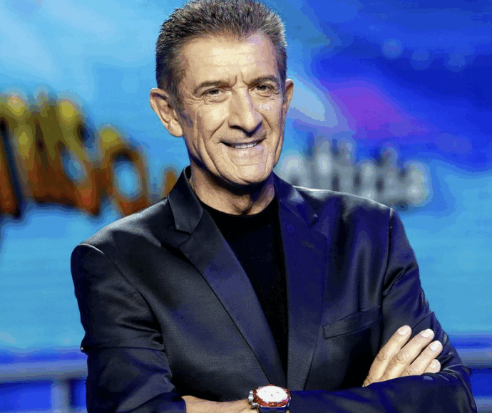 “Quando Massimo Boldi arrivò coi capelli finti di Cesare Ragazzi non capivo chi fosse, glieli aveva attaccati bassi sulla fronte e quella notte… Io e Iacchetti? Siamo una coppia, però liberi, è l’ideale”: così Ezio Greggio