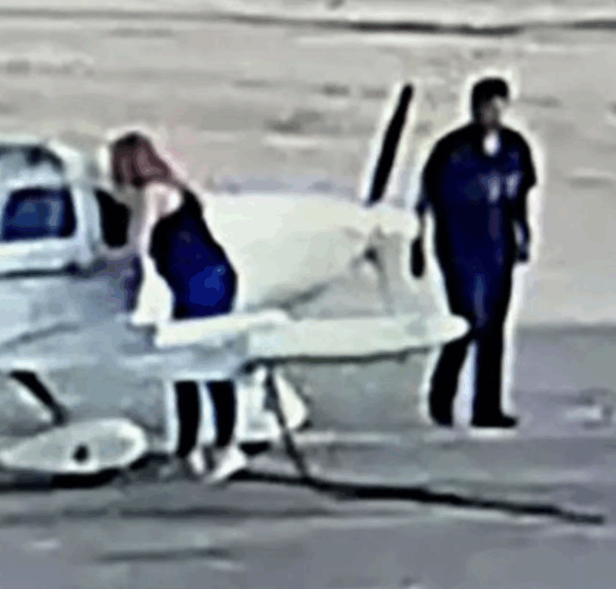 Ruba un aereo e lo fa volare senza essere un pilota, poi confessa: “Ero sotto effetto di metanfetamine”. Arrestato dall’FBI