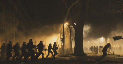 Copertina di Askatasuna, Meloni visita il poliziotto pestato. Due arresti, 29 agenti feriti. Salvini: “Ora tolleranza zero”