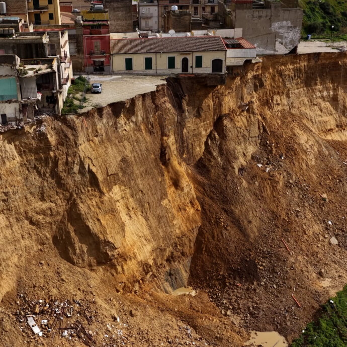 Frana di Niscemi, nuovo cedimento di terreno in presa diretta: così il drone cattura il crollo – Video