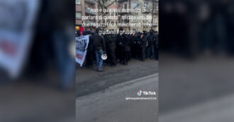 Copertina di “Guarda si stanno infiltrando”: il momento in cui un gruppo vestito di nero e armato di bastoni si unisce al corteo pacifico a Torino