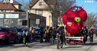 Copertina di “Ice out”: i ciclisti invadono le strade di Minneapolis contro la politica migratoria di Trump – Video