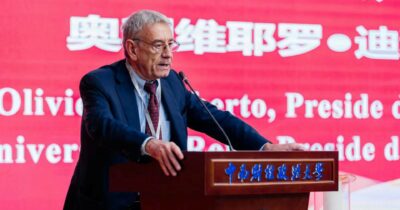 Copertina di Oliviero Diliberto: “Oggi va in politica chi non ce l’ha fatta nella vita”