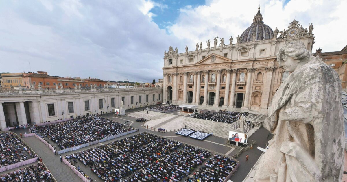 Dal silenzio sul caso Pizzaballa a generiche frasi contro la violenza: il Papa sussurra invece di gridare