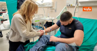 Copertina di Giorgia Meloni visita in ospedale Alessandro Calista, il poliziotto accerchiato e pestato negli scontri a Torino – Video