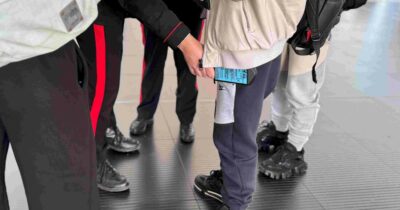 Copertina di Alunno delle medie minaccia i compagni con il coltello: disarmato dagli insegnanti e denunciato