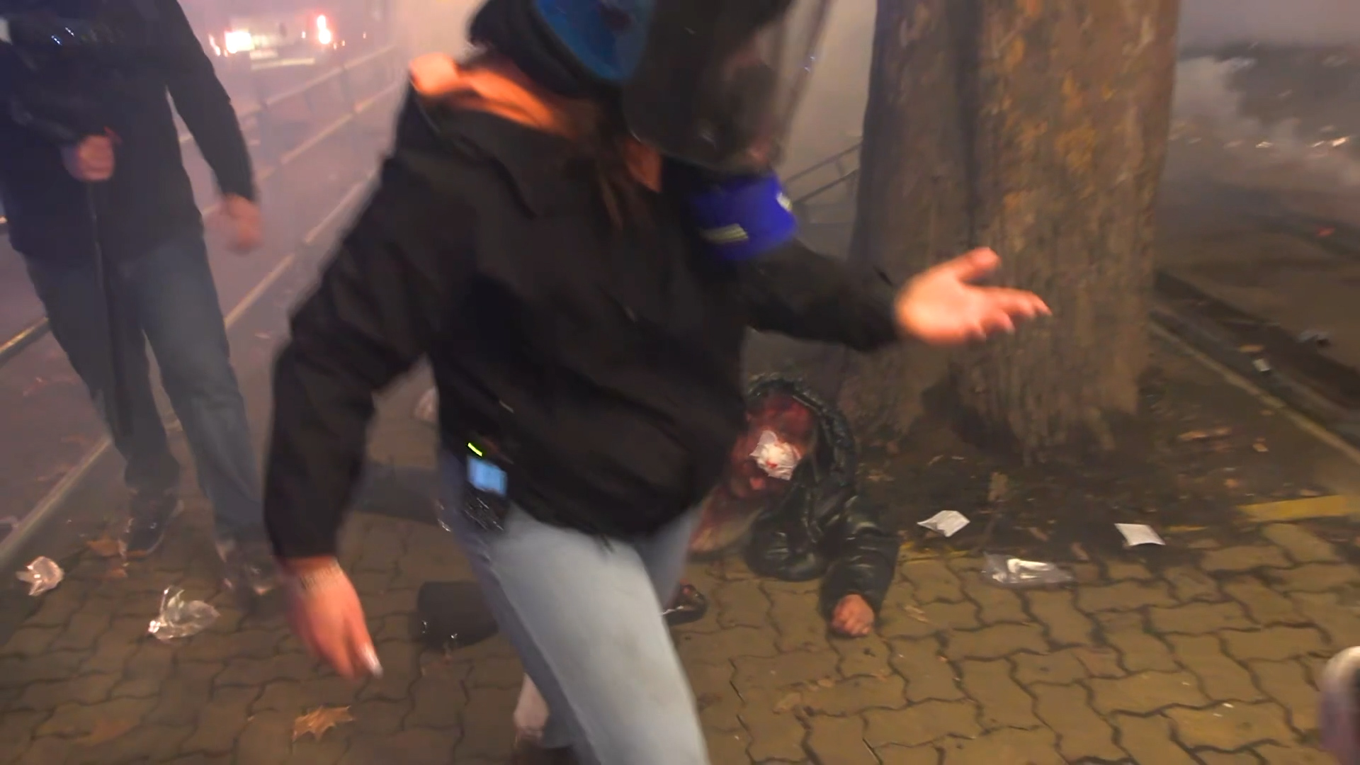 “Dobbiamo andare via”: polizia lascia un uomo ferito e sanguinante a terra durante gli scontri a Torino