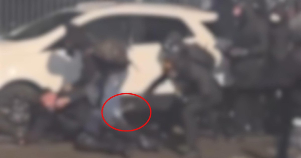 “Da solo tra gli incappucciati. Mi sono protetto la testa, poi il dolore terribile alla coscia”: il racconto del poliziotto ferito negli scontri a Torino “Da solo tra gli incappucciati. Mi sono protetto la testa, poi il dolore terribile alla coscia”: il racconto del poliziotto ferito negli scontri a Torino