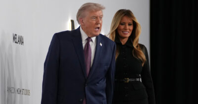 Copertina di “Melania”, il film da 75 milioni sulla First Lady è un flop: dall'”intimità” con Trump all’ossessione per i vestiti, ecco di cosa parla