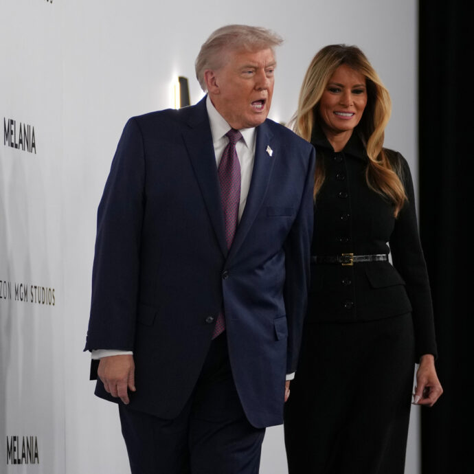 “Melania”, il film da 75 milioni sulla First Lady è un flop: dall'”intimità” con Trump all’ossessione per i vestiti, ecco di cosa parla