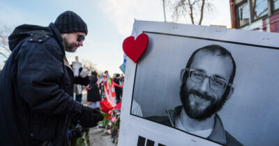 Copertina di Minneapolis, ProPublica: “Identificati i due agenti che hanno ucciso Alex Pretti”