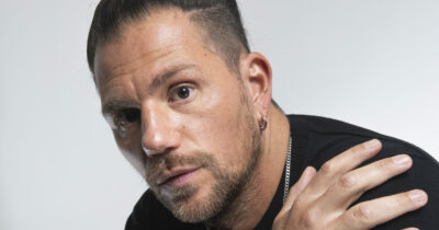 Copertina di “Performare a tutti i costi? Ammetto di non saper volare. I miei figlioli Maso e Duccio sono il panorama più bello che potessi mai vedere”: parla Enrico Nigiotti