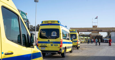 Copertina di Gaza, riaperto il valico di Rafah: “Ogni giorno passeranno 50 persone da e verso l’Egitto”. Media: “Israele uccide un bimbo di 3 anni”