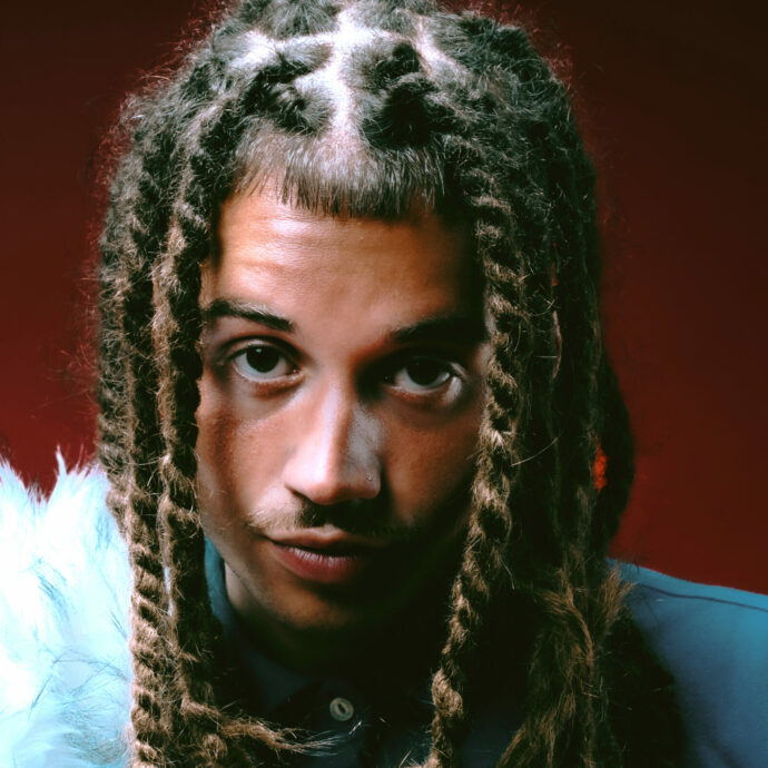 “Non sono a Sanremo 2026 per fare la popstar. Cito Berlusconi perché mi affascina la Prima Repubblica. Quello che accade oggi in Italia è frutto di quella storia. Lo ius soli? Bisogna snellire la burocrazia”: così Sayf