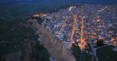 Copertina di Frana a Niscemi, cede il terreno e pezzi di edifici cadono nel vuoto: il video dal drone