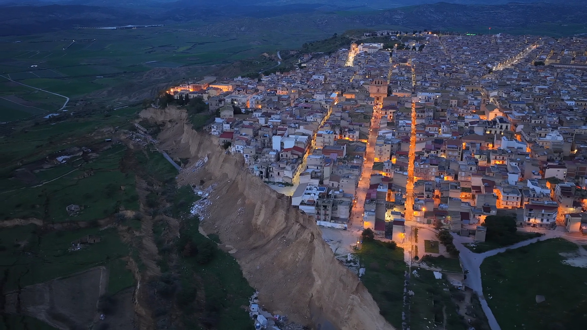 frana a niscemi cede il terreno e pezzi di edifici cadono nel vuoto il video dal drone