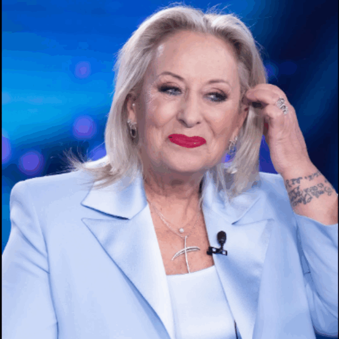 “Ho parlato con Re Carlo dei nostri tumori, per vederlo ho saltato la chemio. Mia mamma lavorava per la Famiglia Reale: ho conosciuto anche Lady Diana”: la rivelazione di Carolyn Smith a Verissimo