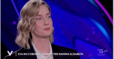 Copertina di “Uno psicologo mi disse che sono un ‘figlio copri lutto’. Valentino e Armani mi hanno aiutata a credere in me stessa, prima mi sentivo il brutto anatroccolo”: parla Eva Riccobono