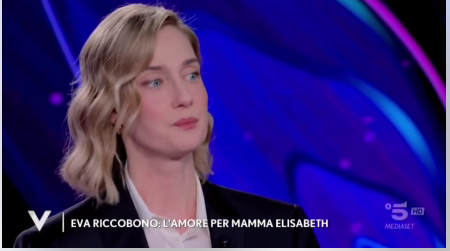 “Uno psicologo mi disse che sono un ‘figlio copri lutto’. Valentino e Armani mi hanno aiutata a credere in me stessa, prima mi sentivo il brutto anatroccolo”: parla Eva Riccobono