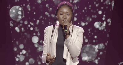 Copertina di Ex concorrente di “The Voice” è morta mentre dormiva per il morso di due serpenti: ecco cos’è successo. Sospetto caso di malasanità: “Avevano solo un antidoto su due”