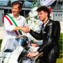 Copertina di Bezzecchi si sposa a sorpresa in Malesia: all’altare arriva Albarosa, la nuova Aprilia tutta in bianco – Foto