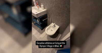 Copertina di Olimpiadi Milano-Cortina, lo stupore dell’atleta canadese davanti al bidet in camera: “Ooh” – Video
