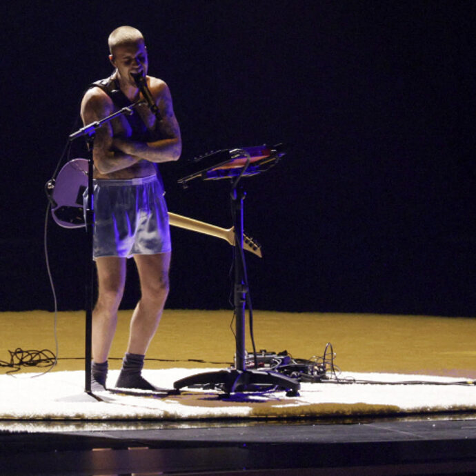 Justin Bieber torna e si esibisce in boxer ai Grammy Awards 2026, stupore tra i colleghi a teatro  – IL VIDEO