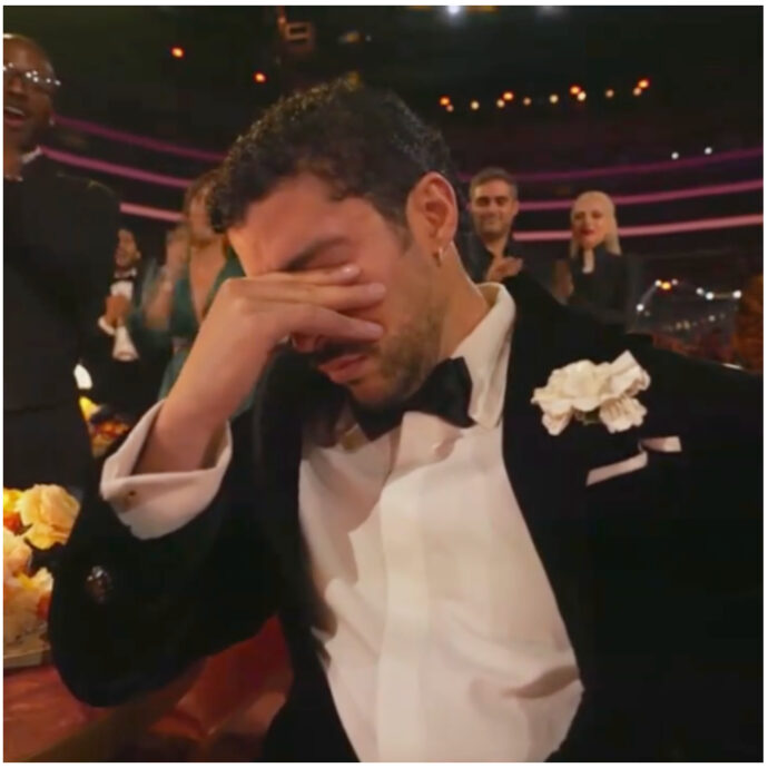 “Prima di ringraziare Dio, dirò una cosa: ICE fuori. Non siamo selvaggi né animali”:  Bad Bunny ai Grammy Awards 2026 vince, si commuove e poi attacca Trump