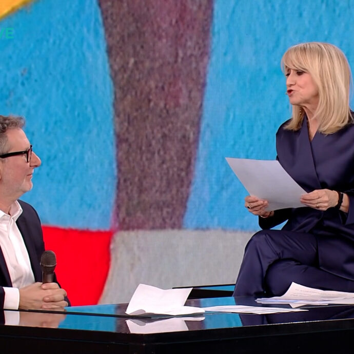 “In Italia non va la sanità, ma abbiamo la cosa più importante: ‘el cul puli'”: la letterina di Littizzetto a Macron sul bidet