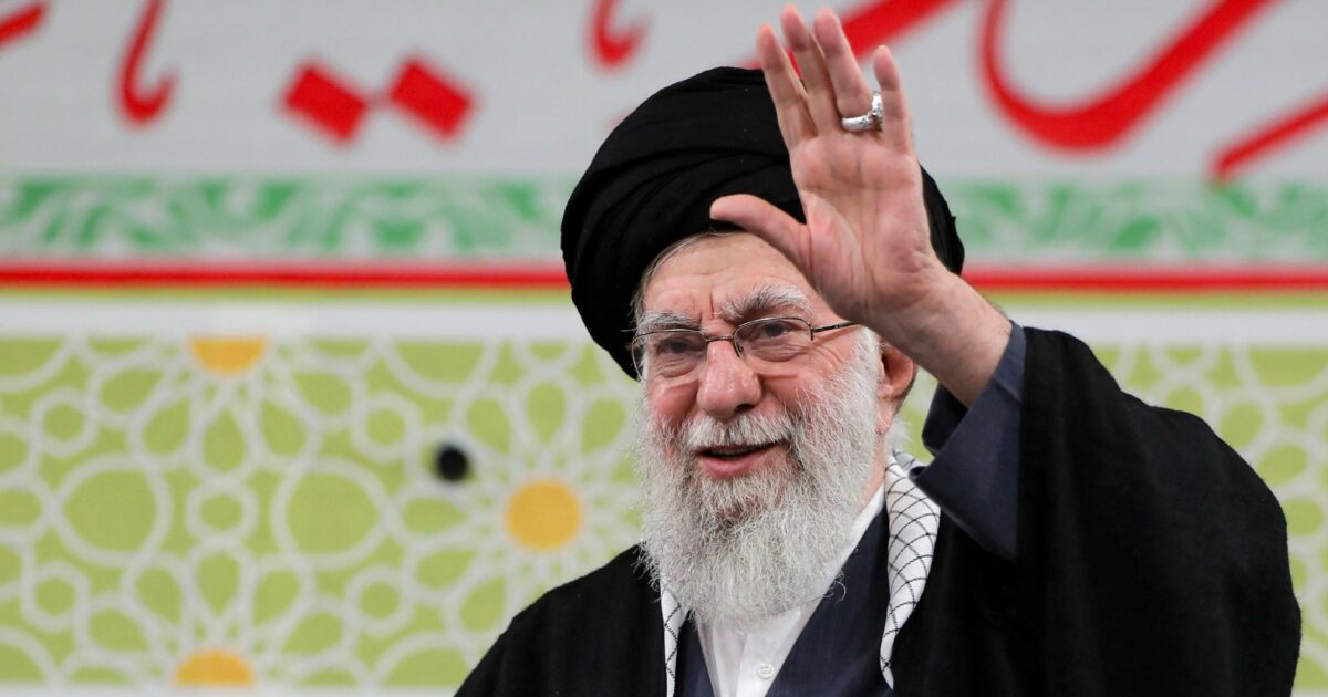 Dazi Usa fino al 25% per i Paesi che comprano petrolio dall’Iran. Il ministro degli esteri di Teheran: “Pronti ad accordo sul nucleare”