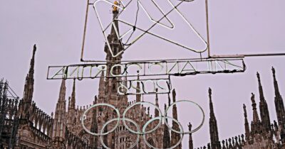 Copertina di Gli allestimenti in Duomo e i passanti ancora un po’ spaesati: così Milano prova a scaldarsi per le Olimpiadi | Video