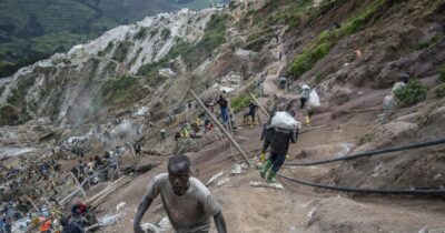 Copertina di Congo (RDC), centinaia di morti per il crollo di una miniera di coltan. Gli attivisti: “Sospendere lo sfruttamento dei minerali”
