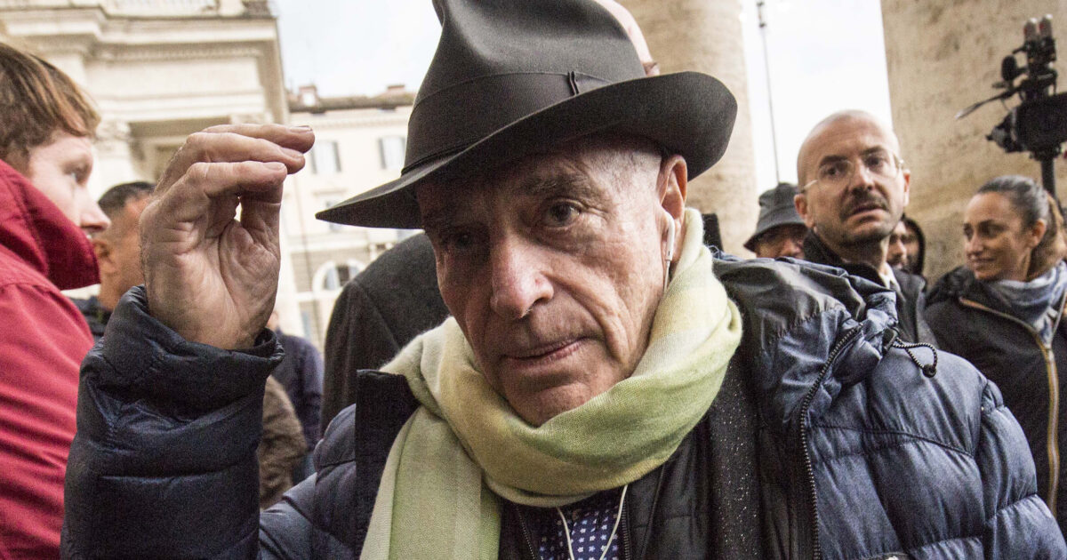 “Ho avuto un brutto incidente d’auto. Pioveva e venni coperto con un telo. I soccorritori pensarono che si trattasse di un morto e mi ignorarono”: così Edoardo Vianello