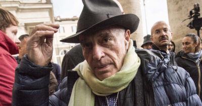 Copertina di “Ho avuto un brutto incidente d’auto. Pioveva e venni coperto con un telo. I soccorritori pensarono che si trattasse di un morto e mi ignorarono”: così Edoardo Vianello