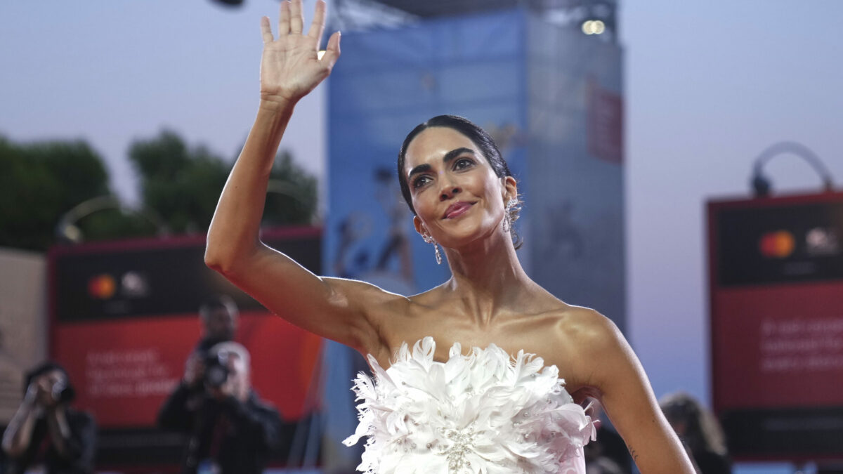 “Non c’è stato solo il dolore della separazione da Raoul Bova. Anche la morte di papà, avvenuta sei mesi dopo che era venuto ad applaudirmi a Venezia mi ha profondamente ferita”: Rocío Muñoz Morales racconta