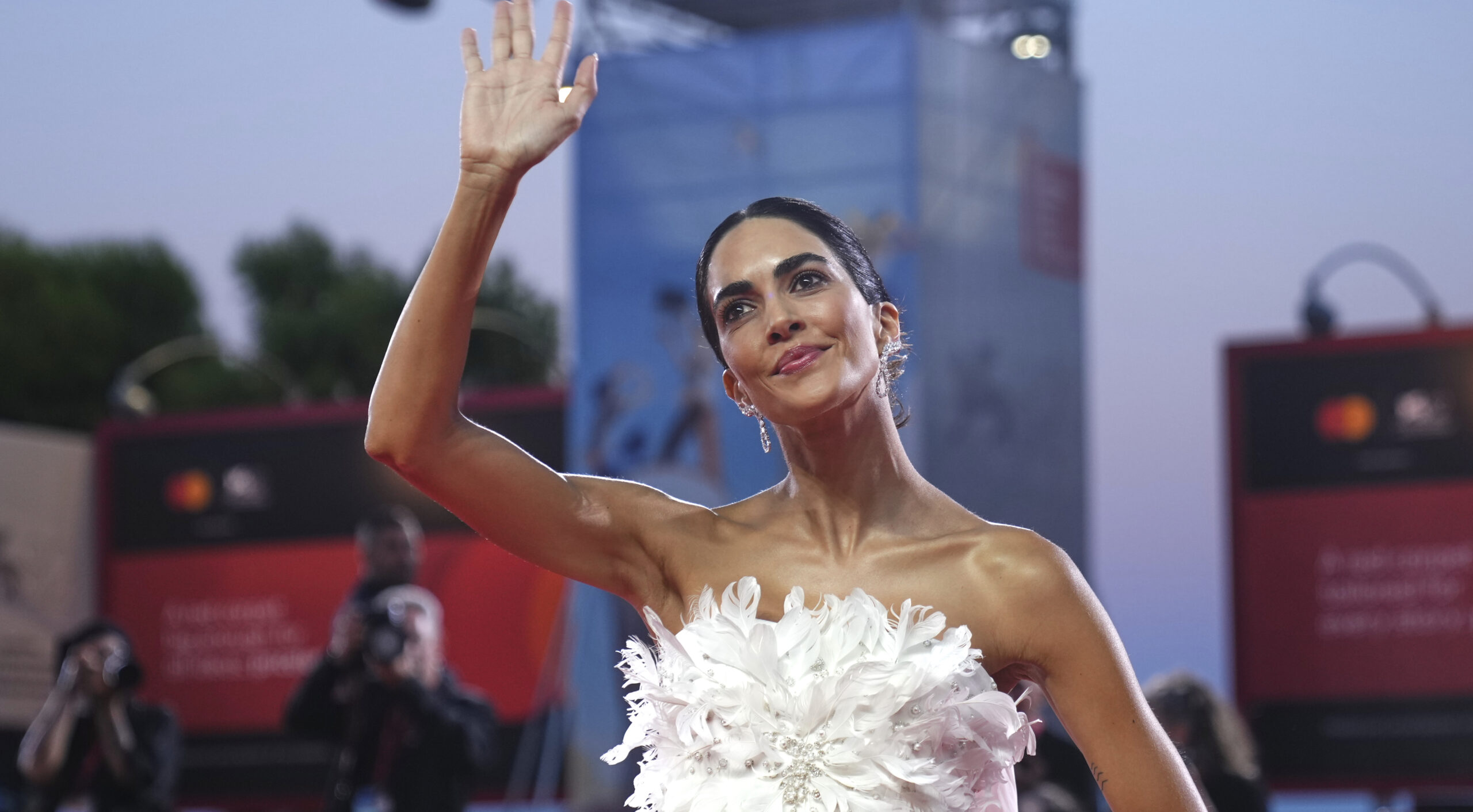 “Non c’è stato solo il dolore della separazione da Raoul Bova. Anche la morte di papà, avvenuta sei mesi dopo che era venuto ad applaudirmi a Venezia mi ha profondamente ferita”: Rocío Muñoz Morales racconta