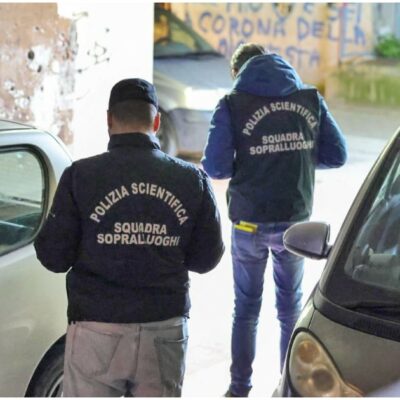 Copertina di Ragazza di 22 anni picchiata e accoltellata, il corpo scaricato davanti a un ospedale di Napoli: si cerca il fratello