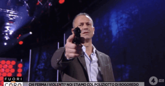 Punta una pistola giocattolo verso la telecamera: “Se ci chiamate forze dell’ordine ci deve essere un motivo”. L’intervento dell’ispettore sindacalista a Fuori dal Coro