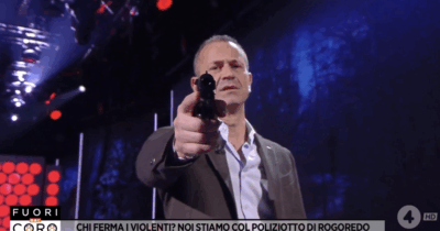 Copertina di Punta una pistola giocattolo verso la telecamera: “Se ci chiamate forze dell’ordine ci deve essere un motivo, lo Stato deve poter essere lo Stato”. L’intervento dell’ispettore sindacalista Paolo Macchi a Fuori dal Coro