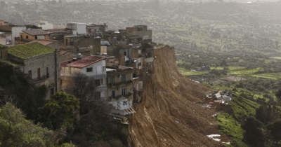 Copertina di Frana a Niscemi, precipita l’auto-simbolo sospesa per giorni sull’orlo del precipizio: il video dal drone