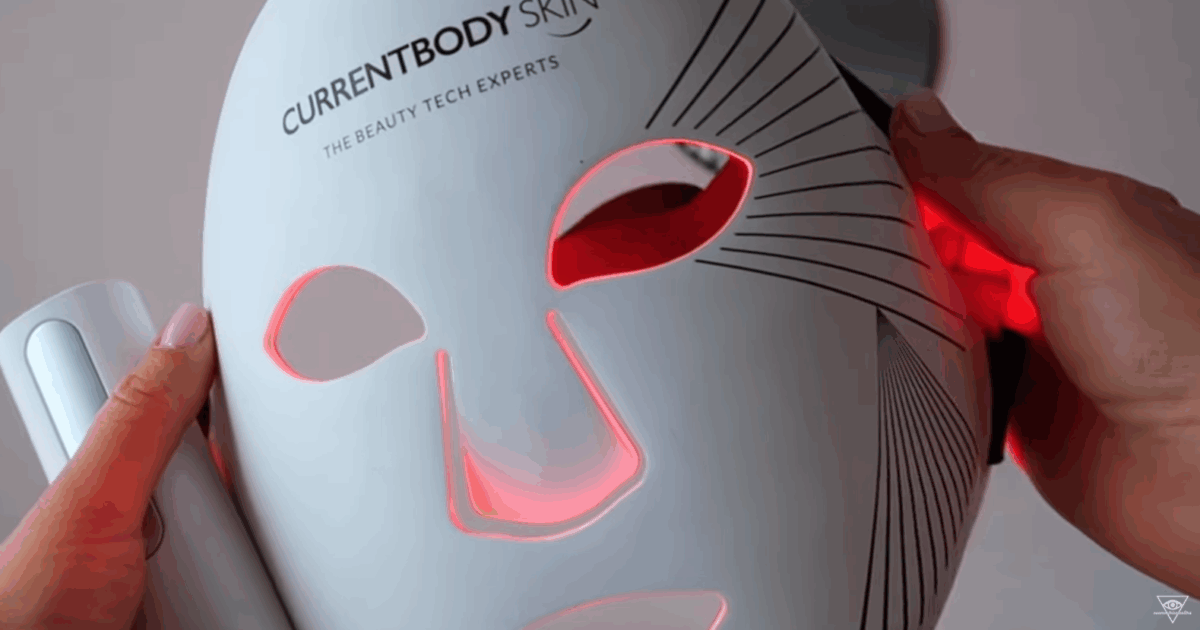 Maschere a Led per il viso, funzionano davvero? Il parere degli esperti riguardo l’ultima ossessione di bellezza virale sui social e su Netflix