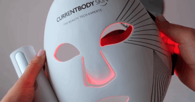 Copertina di Maschere a Led per il viso, funzionano davvero? Il parere degli esperti riguardo l’ultima ossessione di bellezza virale sui social e su Netflix