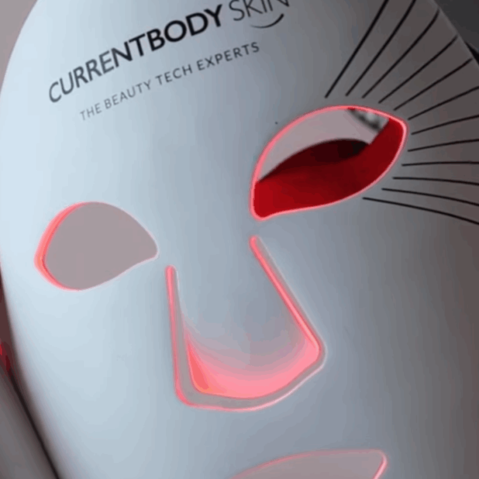 Maschere a Led per il viso, funzionano davvero? Il parere degli esperti riguardo l’ultima ossessione di bellezza virale sui social e su Netflix